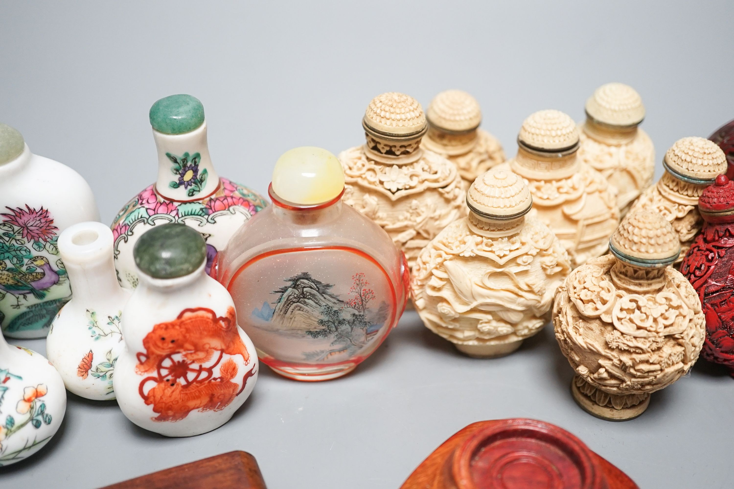 A collection of Chinese snuff bottles, 20th century, including a malachite snuff bottle, 6.2cm (23)